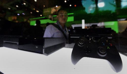 An attendee views the Xbox One gaming system at the E3 (Electronic Entertainment Expo) in Los Angeles, California, USA, 12 June 2013. (Photo by: Michael Nelson/EPA)