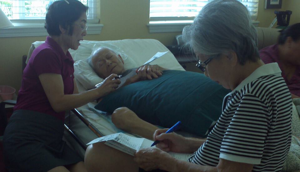 WWII veteran Frank Tanabe, 93, casts what will likely be his final vote from his deathbed (Photo: Reddit/greywolf2155)