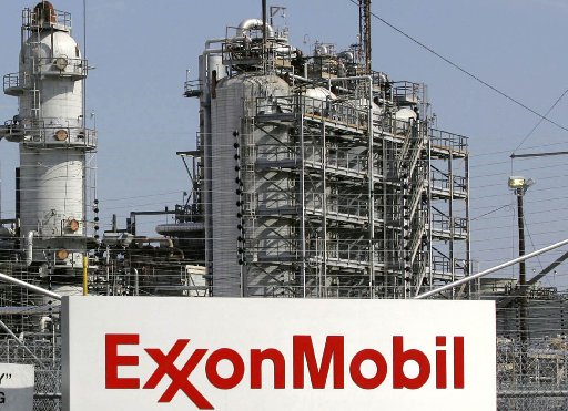 A view of the Exxon Mobil refinery in Baytown, Texas in this September 15, 2008 file photo. About 30 percent of shareholders of both Exxon Mobil Corp and Chevron Corp backed calls for more disclosure surrounding their use of hydraulic fracturing May...