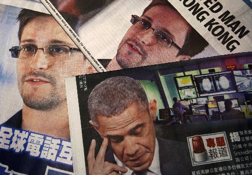 Photos of Edward Snowden, a contractor at the National Security Agency (NSA), and U.S. President Barack Obama are printed on the front pages of local English and Chinese newspapers in Hong Kong in this illustration photo June 11, 2013. (REUTERS/Bobby Yip)