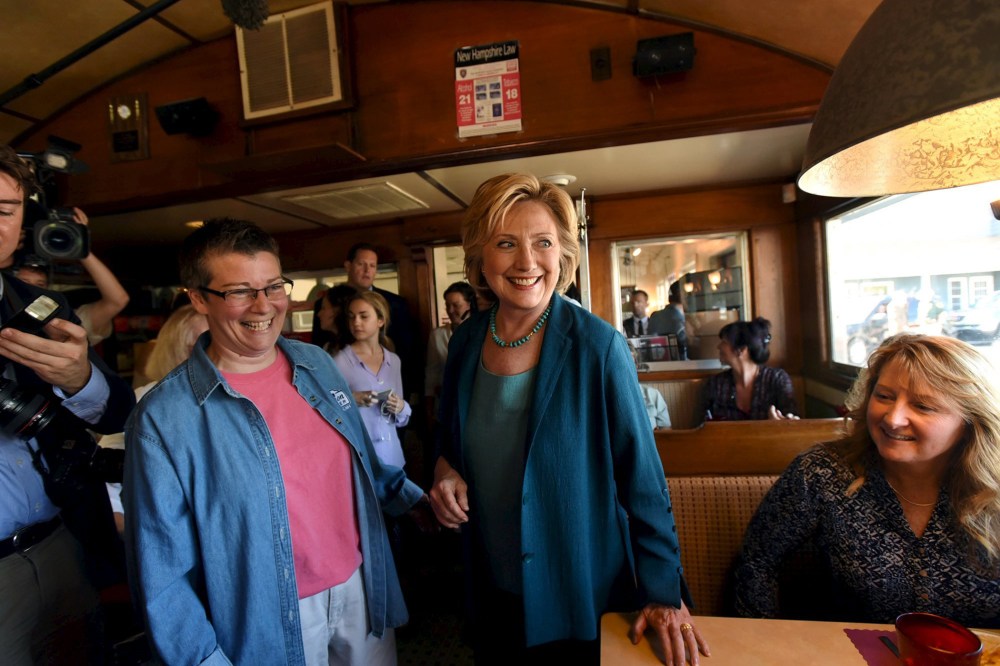 U.S. Democratic presidential candidate Hillary Clinton (C) talks to diner owner, Rose Pucci (R) and diners at The Union Diner campaign event in Laconia, N.H., Sept. 17, 2015. (Photo by Faith Ninivaggi/Reuters)