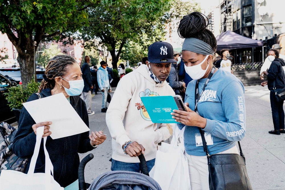 Census 2020 employees helps New Yorker fill census form