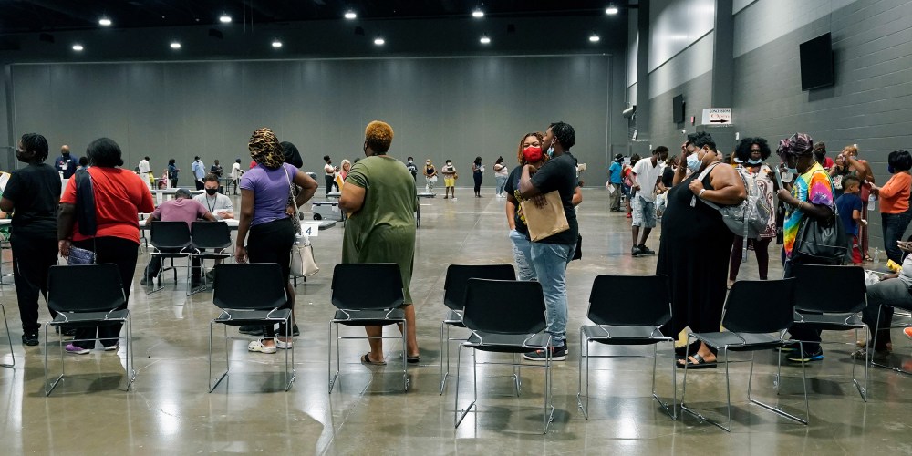 Image: People lined up at the Mississippi Trademart.