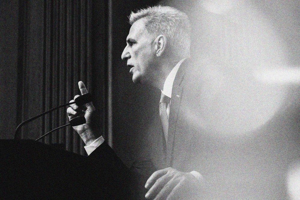 Kevin McCarthy speaks to members of the media from a podium.