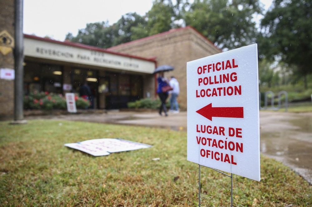 A sign directs voters to a polling place at a polling station in Dallas, Texas on Nov. 4, 2014. (Photo by Bilgin S. Sasmaz/Anadolu Agency/Getty)