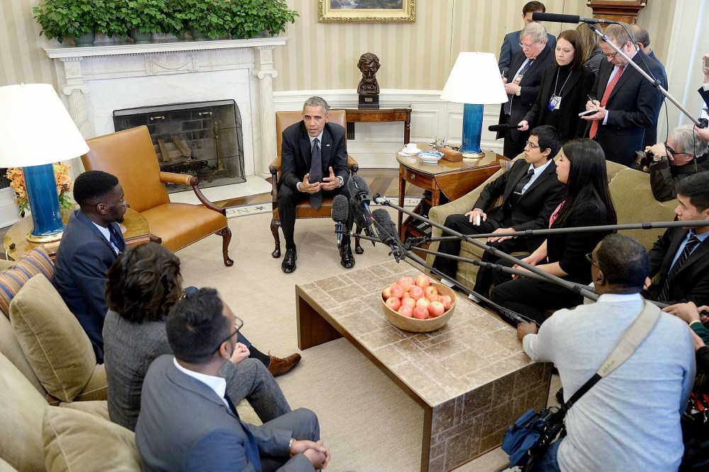 United States President Barack Obama meets with a group of young undocumented immigrants known as "dreamers" in the Oval Office of the White House on Feb. 4, 2015 in Washington, D.C. (Olivier Douliery/picture-alliance/dpa/AP)