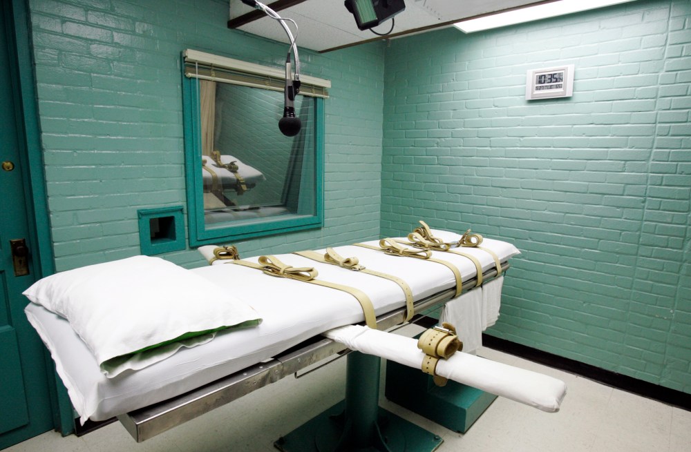 The gurney in a "death chamber" is shown in this May 27, 2008 file photo. (Photo by Pat Sullivan/AP)