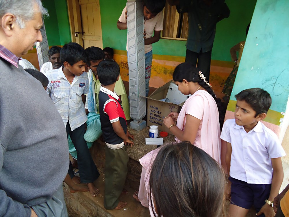 In a village in India, about 35 kilometers away from the closest government hospital, a Sucre Blue community worker provides health education to kids by explaining some of the risk factors associated with non communicable diseases.