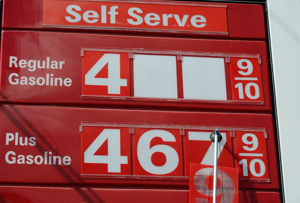 A gas station attendent changes gas prices on Oct. 10, in Los Angeles.  (Photo: Kevork Djansezian/Getty Images)