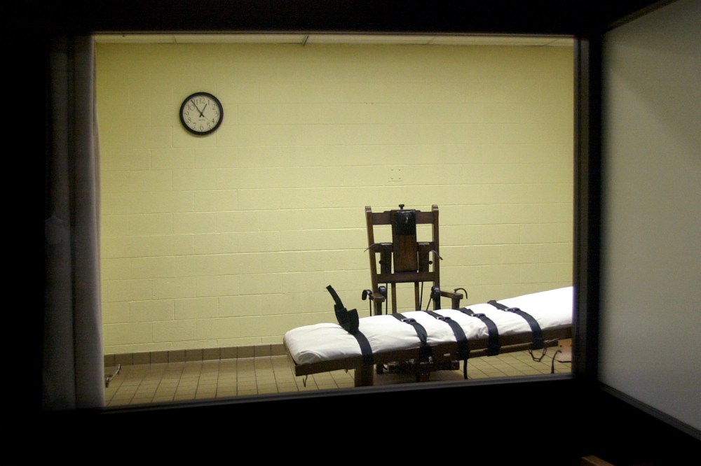A view of the death chamber from the witness room at the Southern Ohio Correctional Facility shows an electric chair and gurney Aug. 29, 2001 in Lucasville, Ohio. (Photo by Mike Simons/Getty)