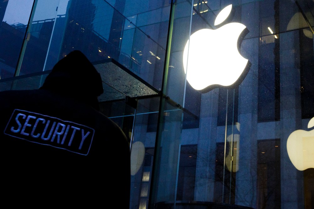 A file picture dated Feb. 23, 2016 shows a security guard patrolling in front of an Apple Store before a small rally in support of the company's privacy policy in New York. (Photo by Justin Lane/EPA)