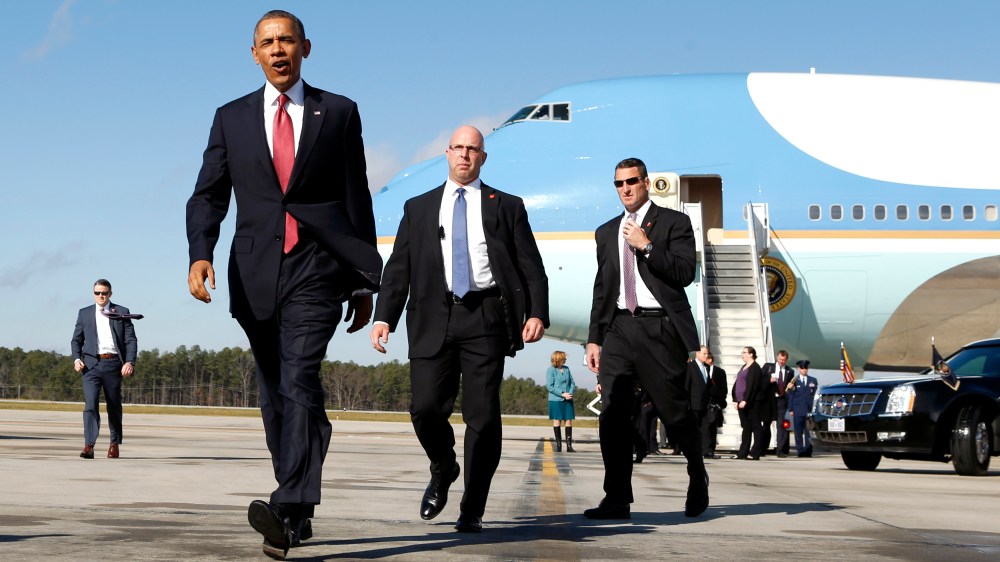 U.S. President Barack Obama walks from Air Force One upon his arrival in Raleigh-Durham, North Carolina Jan. 15, 2014.