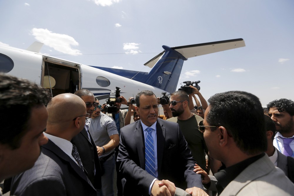 The United Nations envoy to Yemen Ismail Ould Cheikh Ahmed (C) shakes hands with Yemeni officials at Sanaa International Aiport upon his departure May 14, 2015. (Photo by Khaled Abdullah/Reuters)