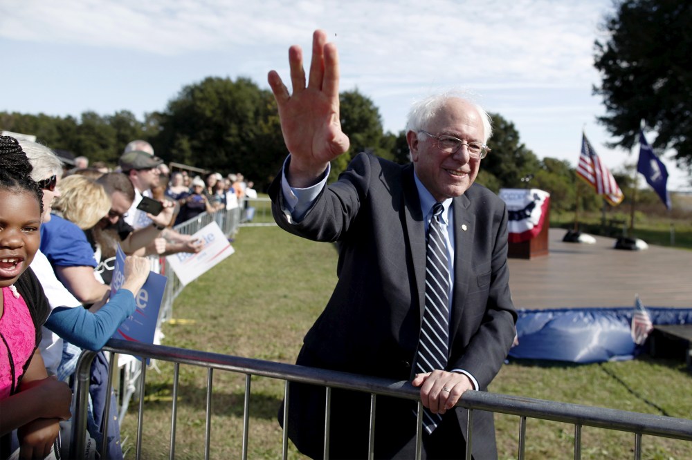 U.S. Democratic presidential candidate Bernie Sanders waves to the crowd after speaking at the Jenkins Institute for Children in North Charleston, S.C., Nov. 21, 2015. (Photo by Randall Hill/Reuters)