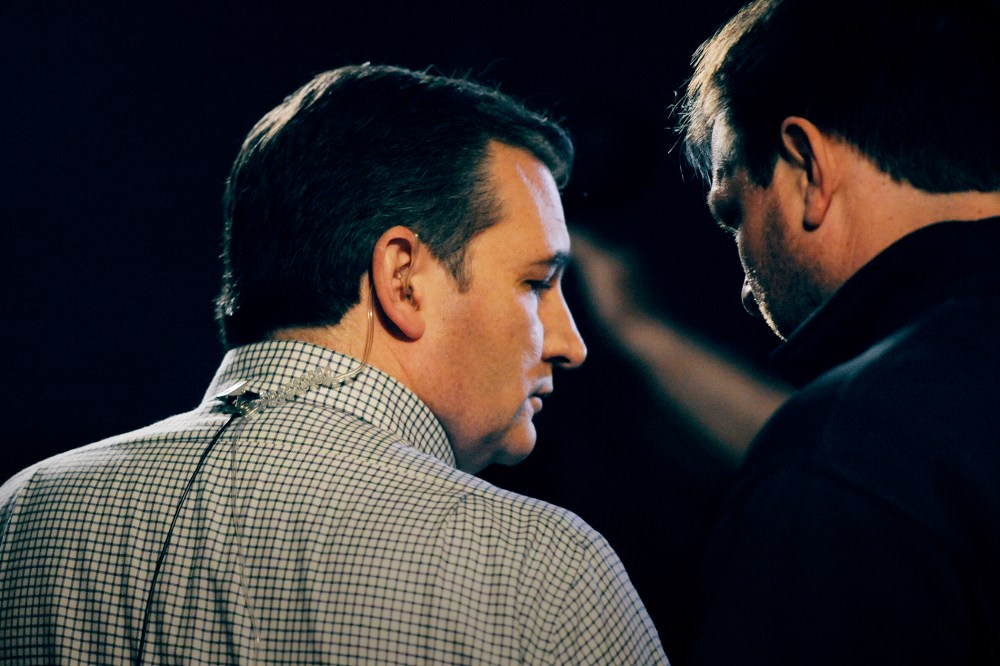 Republican presidential candidate Ted Cruz speaks an aide ahead of a live television interview at Prime Time Restaurant in Guthrie Center, Iowa Jan. 4, 2016. (Photo by Mark Kauzlarich/Reuters)
