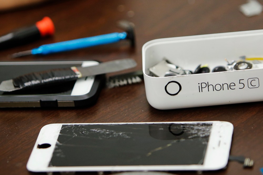 Pieces of an iPhone are seen on a repair store in New York, Feb. 17, 2016. (Photo by Eduardo Munoz/Reuters)