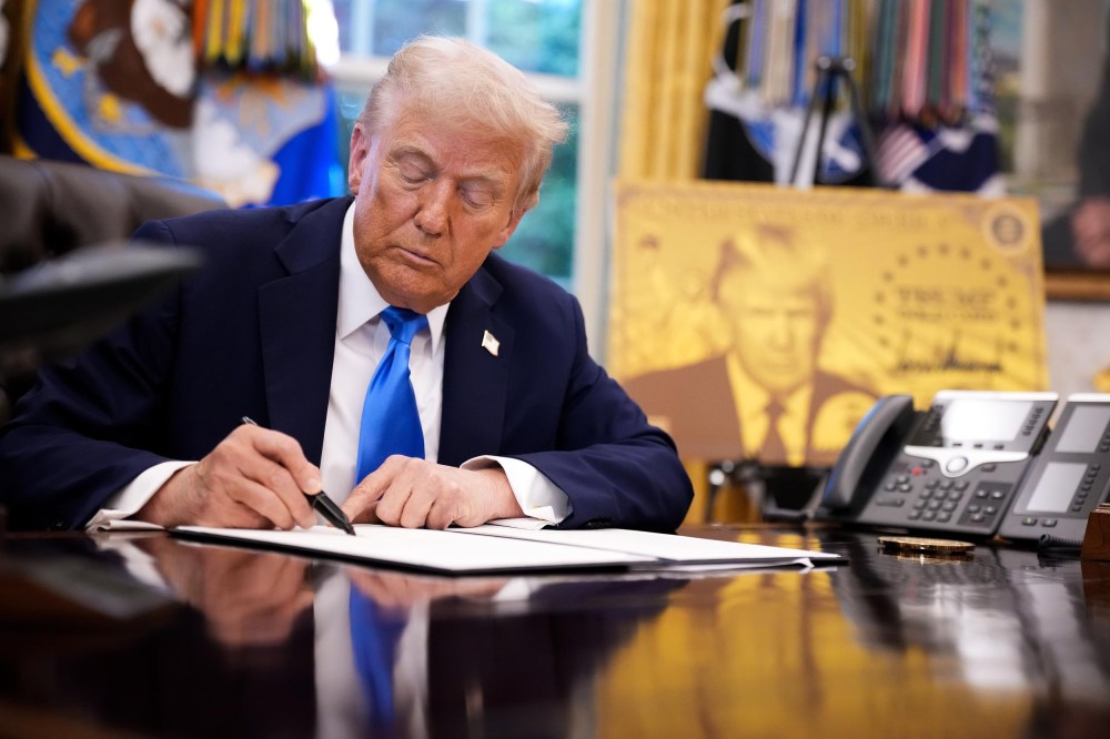 President Donald Trump signs an executive order in the Oval Office on Sept. 19, 2025 ,establishing the “Trump Gold Card” and introducing a $100,000 fee for H-1B visas.