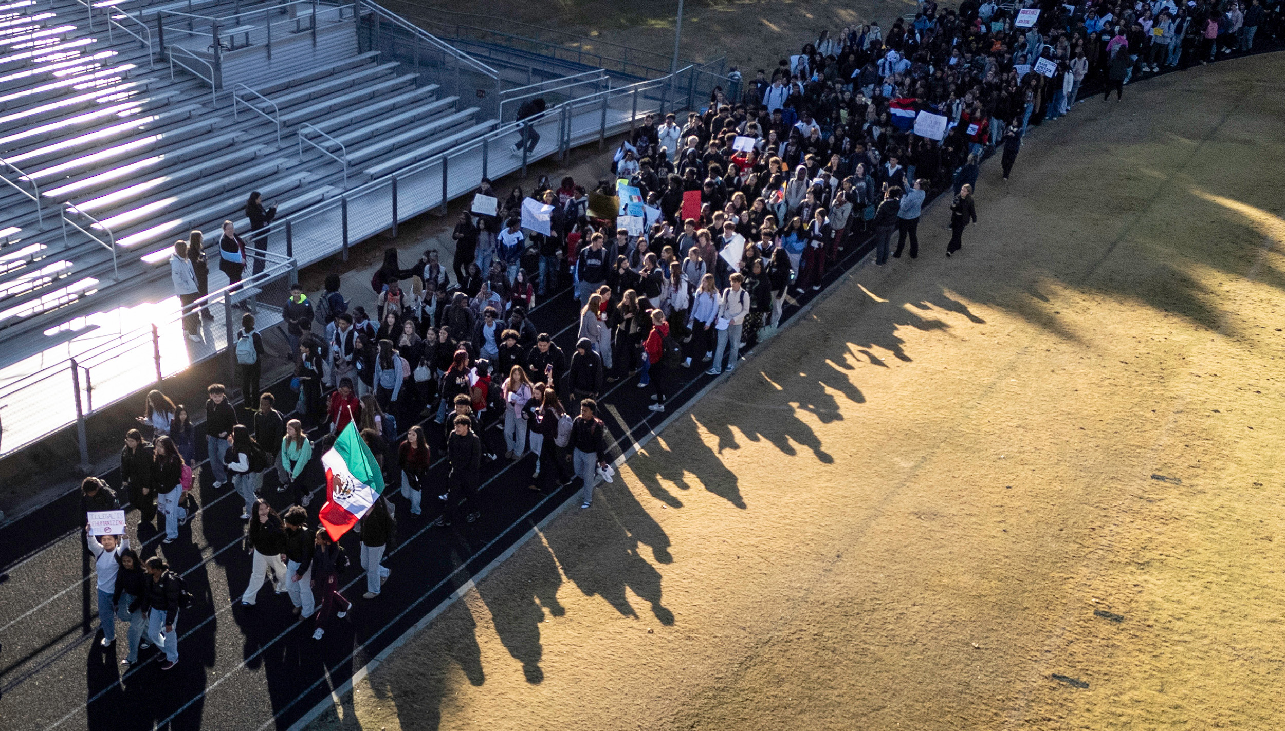 Fuga em Massa: Escolas de Charlotte em Crise Após Operação Imigratória